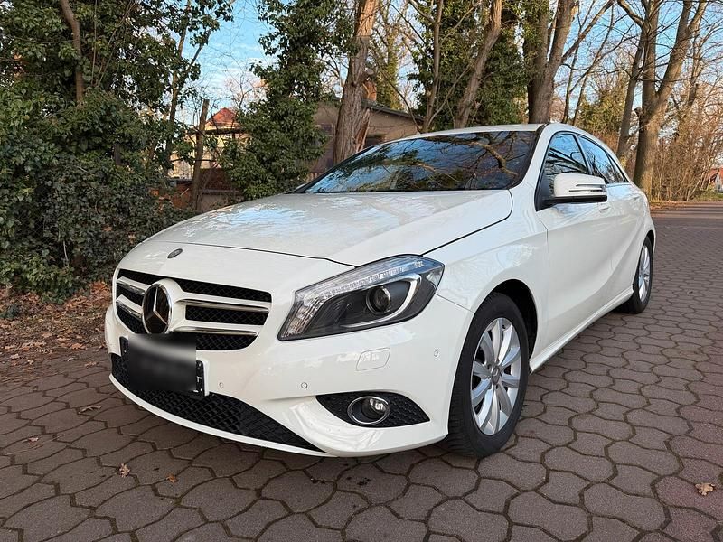 Weiß Gebraucht 2012 Mercedes A180 Limousine | 11.799 € (Fairer Preis) - Bild 1/4
