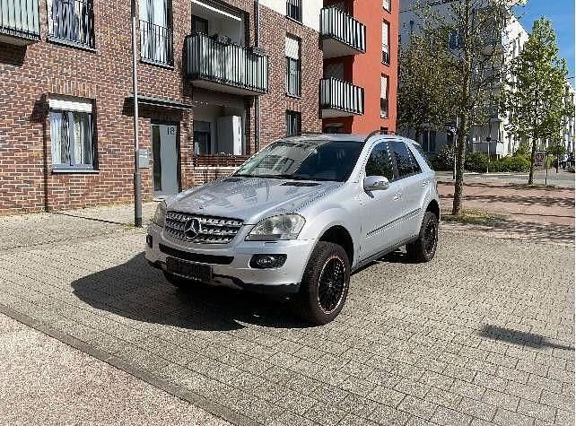 Gebraucht Mercedes ML320 224 PS (164 kW) 2006 Silber SUV