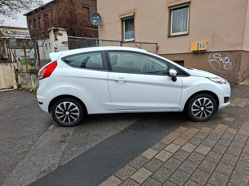 Gebraucht Ford Fiesta Trend 82 PS (60 kW) 2017 Weiß Kleinwagen