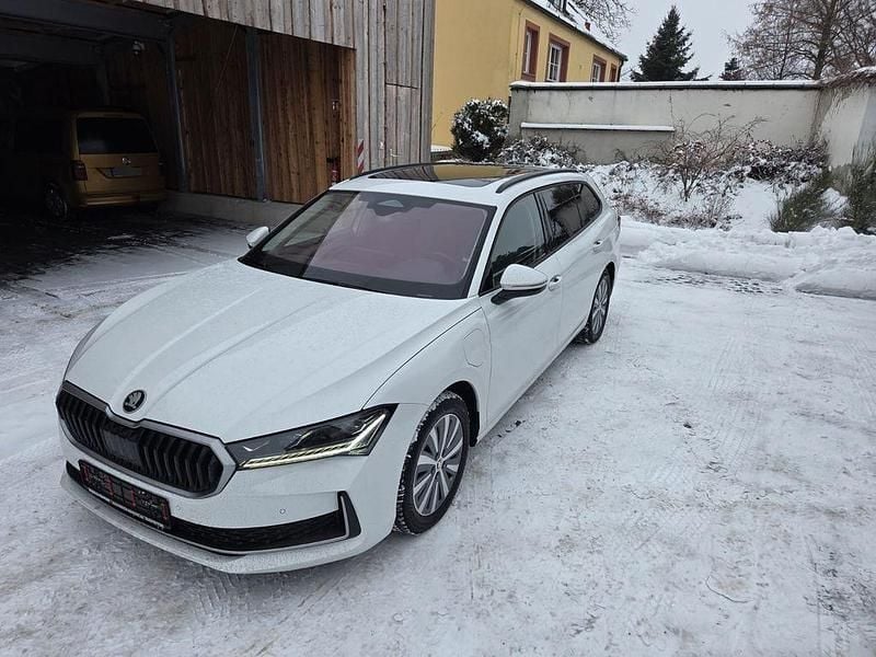 Weiß Gebraucht 2024 Skoda Superb Selection Kombi | 32.100 € (Superpreis) - Bild 1/4