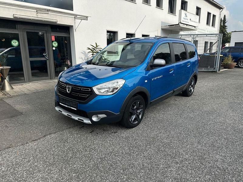 Blau Gebraucht 2017 Dacia Lodgy Celebration Van / Kleinbus | 7.900 € (Guter Preis) - Bild 1/4