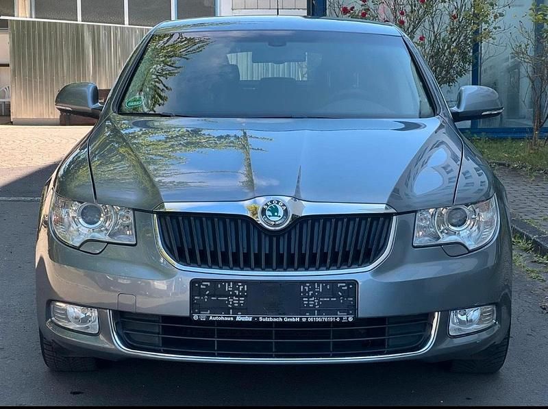 Grau Gebraucht 2009 Skoda Superb Limousine | 4.000 € (Superpreis) - Bild 1/4