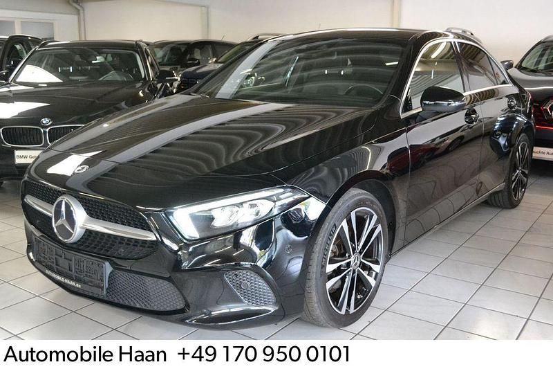Nachtschwarz Gebraucht 2020 Mercedes A180 Edition 1 Limousine | 17.950 € (Fairer Preis) - Bild 1/4