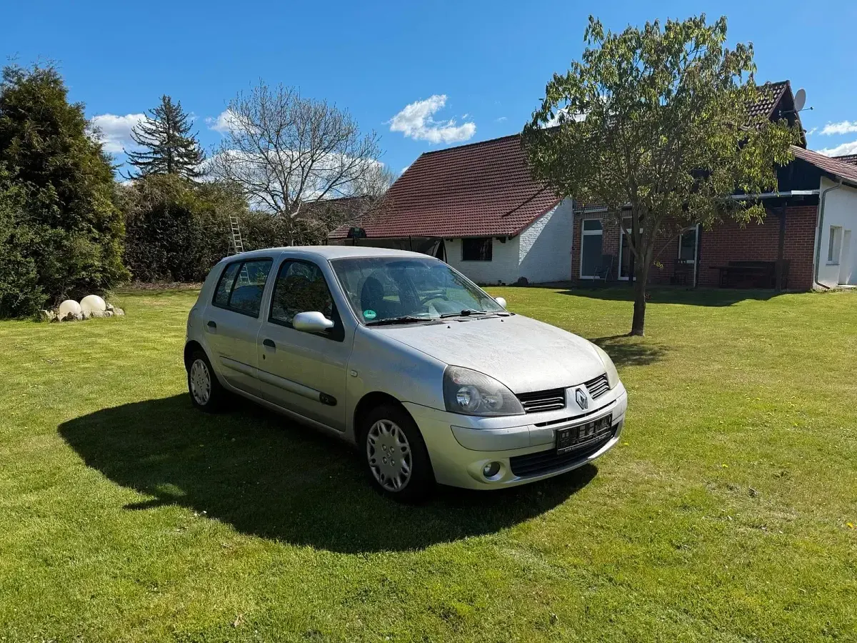 Gebraucht Renault Clio II 65 PS (47 kW) 2005 Silber Kleinwagen