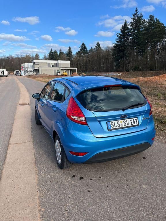 Gebraucht Ford Fiesta Ambiente 82 PS (60 kW) 2008 Blau Kleinwagen