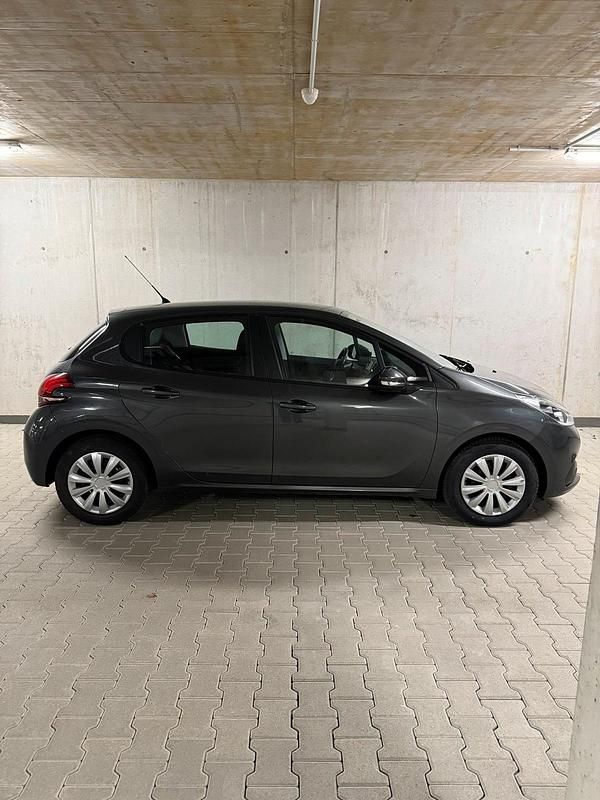 Gebraucht Peugeot 208 Active 82 PS (60 kW) 2016 Grau Kleinwagen