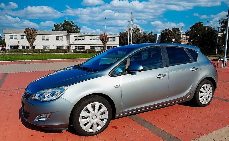 Gebraucht Opel Astra Design Edition 116 PS (85 kW) 2011 Silber Limousine