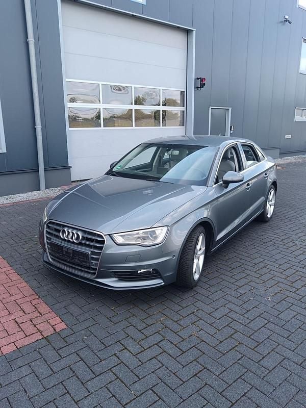 Grau Gebraucht 2015 Audi A3 Limousine | 7.500 € (Superpreis) - Bild 1/4