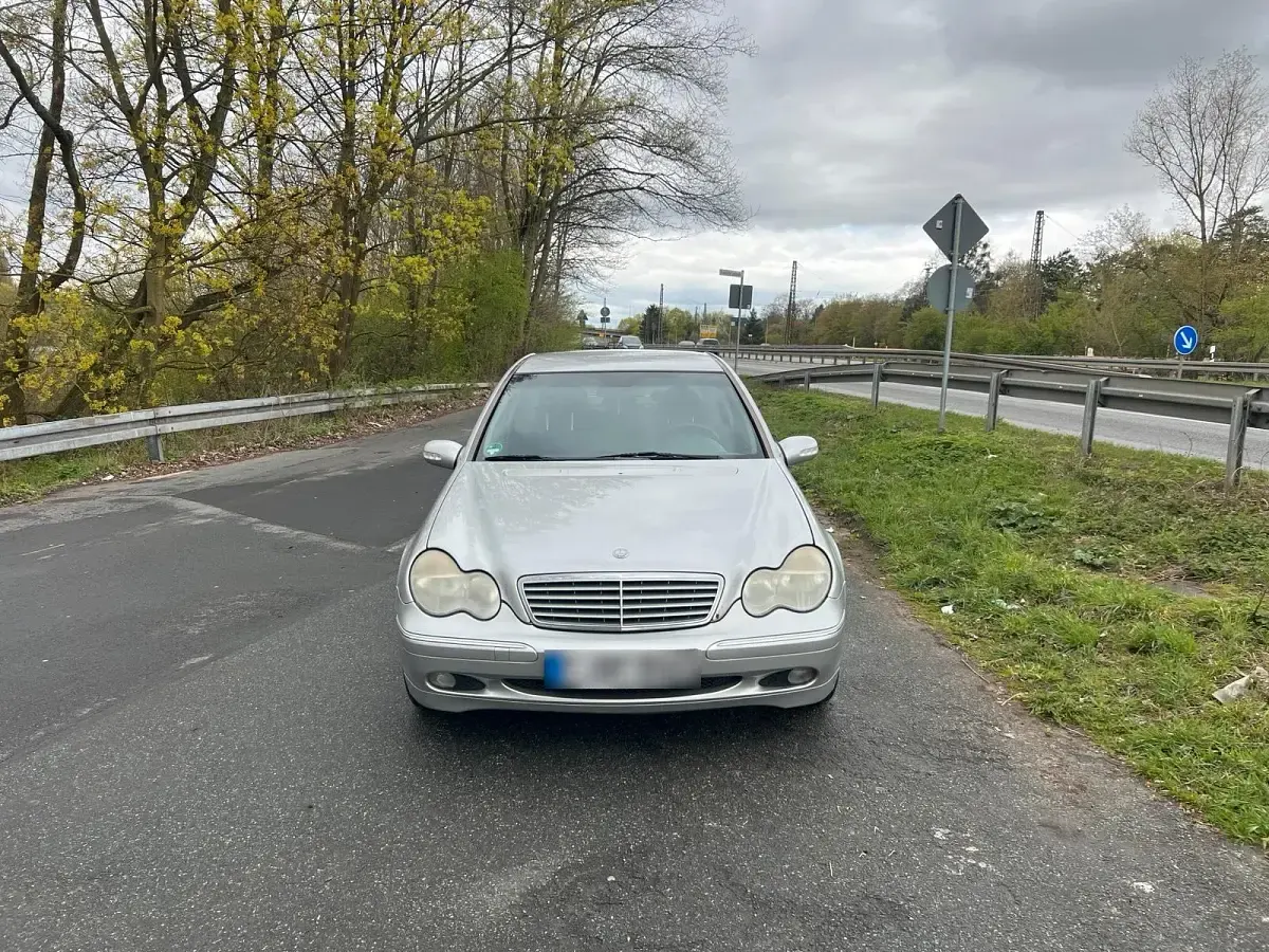 Second-hand Mercedes C220 143 CP (105 kW) 2001 Argintiu Berlinǎ