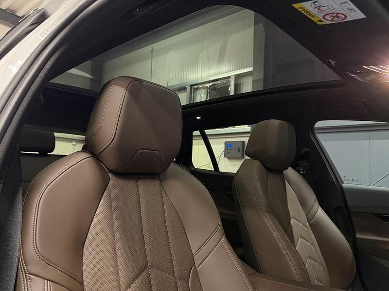 Gebraucht BMW 520 M Sport 197 PS (144 kW) 2024 Mineralweiss metallic Kombi