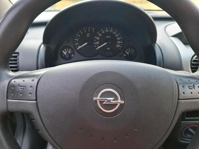 Używany Opel Corsa 75 KM (55 kW) 2002 Czarny Hatchback