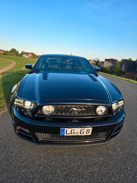 Second-hand Ford Mustang GT 426 CP (313 kW) 2012 Negru
