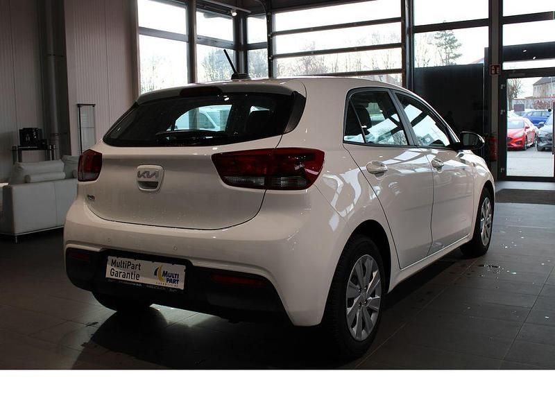 Gebraucht Kia Rio 84 PS (61 kW) 2022 Weiß Limousine