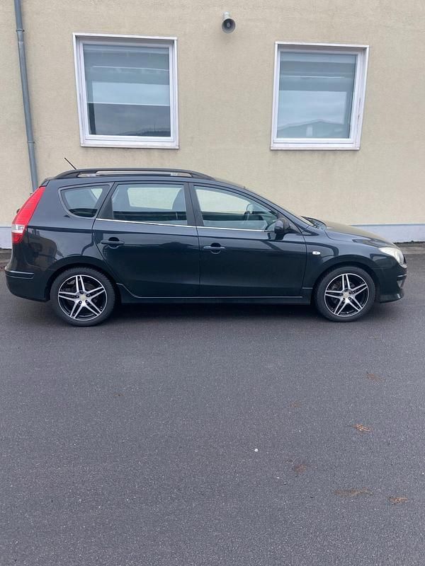 Gebraucht Hyundai i30 109 PS (80 kW) 2010 Schwarz Kombi