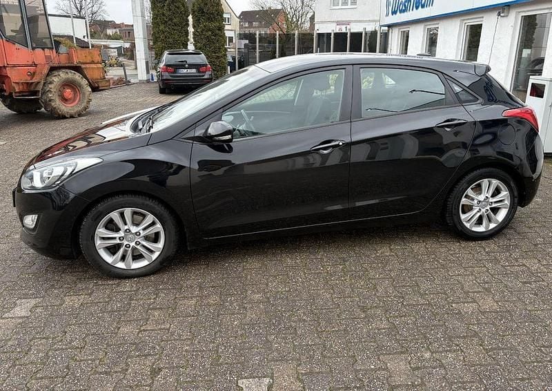 Gebraucht Hyundai i30 Edition 110 PS (80 kW) 2014 Schwarz Limousine