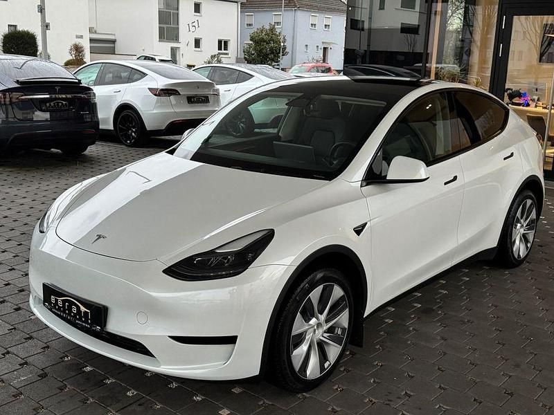 Gebraucht Tesla Model Y Standard Range 219 kW (299 PS) 2023 Pearl white multicoat metallic (metallic) SUV