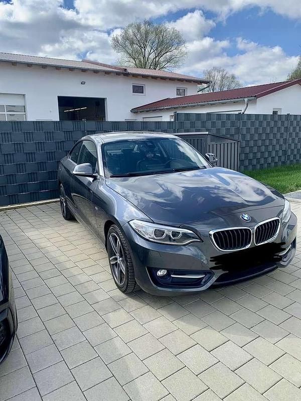 Grau Gebraucht 2016 BMW 220 Sport Line Coupé | 16.800 € (Fairer Preis) - Bild 1/4
