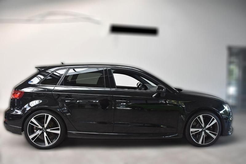 Schwarz metallic Gebraucht 2020 Audi RS3 Ambiente Kleinwagen | 47.770 € (Superpreis) - Bild 1/4