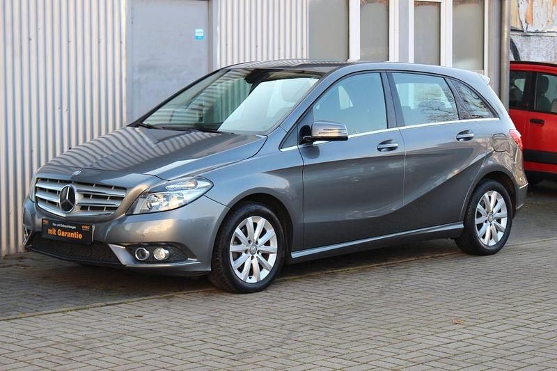 Grau Gebraucht 2012 Mercedes B180 Van / Kleinbus | 10.490 € (Fairer Preis) - Bild 1/4