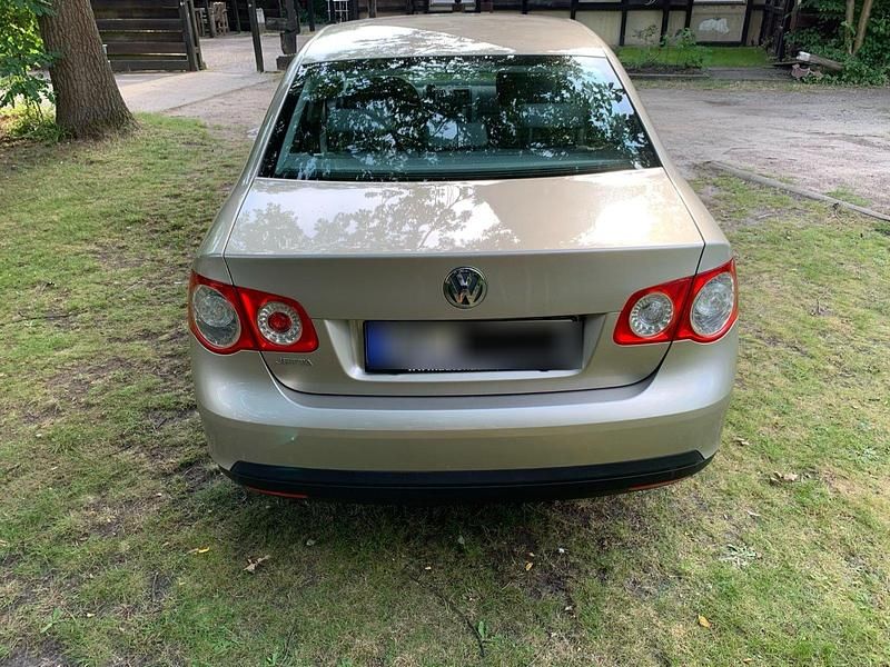 Gebraucht VW Jetta 102 PS (75 kW) 2006 Gold Limousine