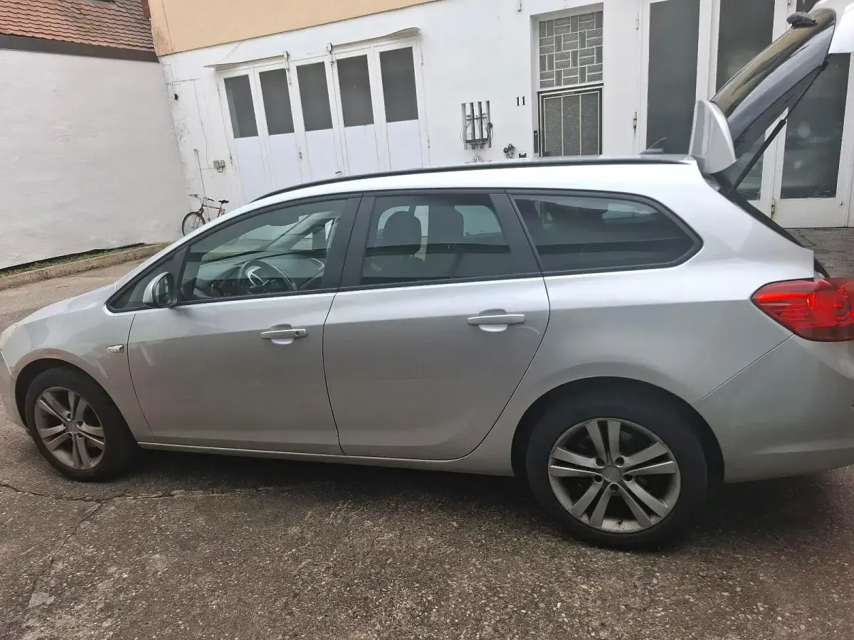Gebraucht Opel Astra 110 PS (80 kW) 2011 Silber Kombi