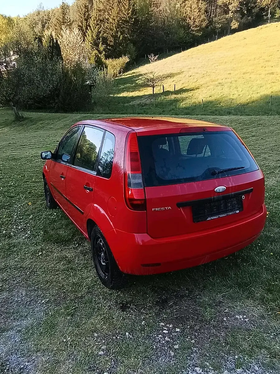Second-hand Ford Fiesta 59 CP (43 kW) 2005 Roșu Hatchback