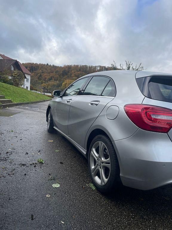 Silber Gebraucht 2013 Mercedes A180 Limousine | 8.600 € (Fairer Preis) - Bild 1/4
