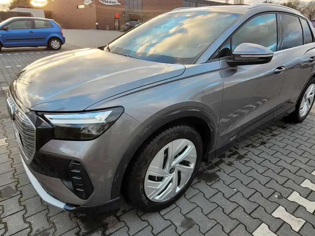Używany Audi Q4 e-tron 194 kW (265 KM) 2023 Szary SUV