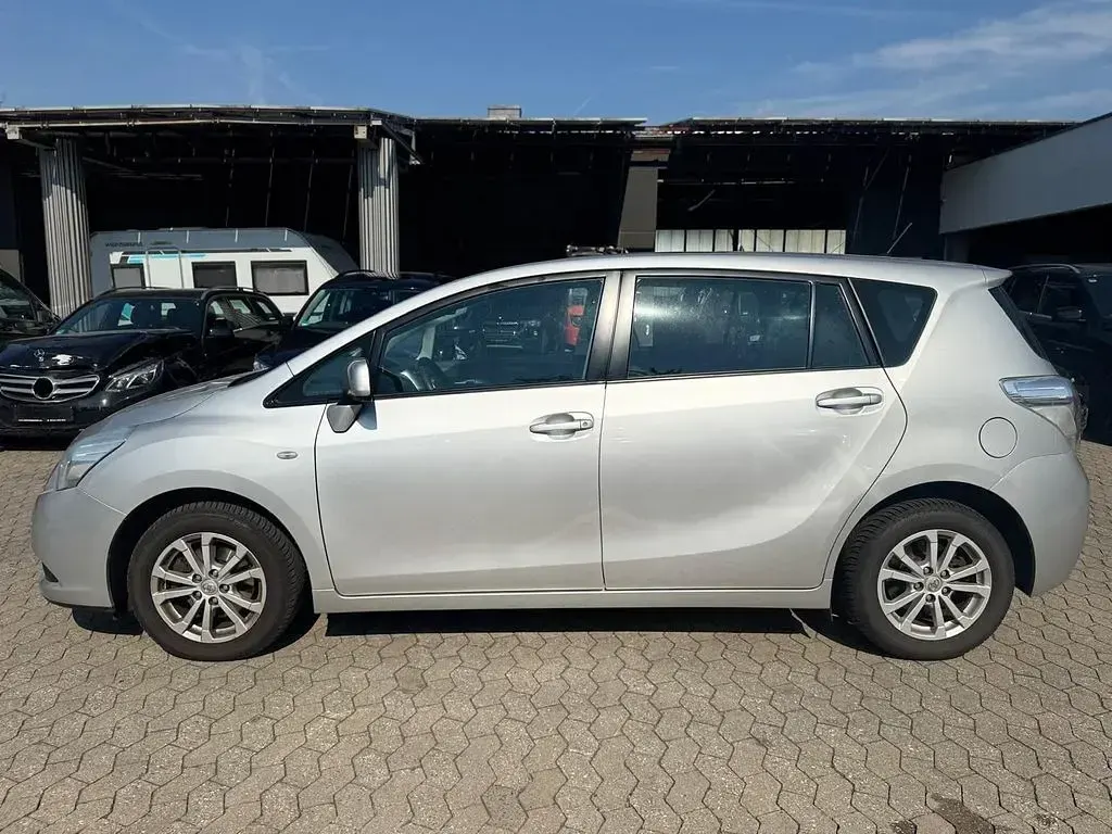 Gebraucht Toyota Verso Edition 132 PS (97 kW) 2011 Silber Van / Kleinbus