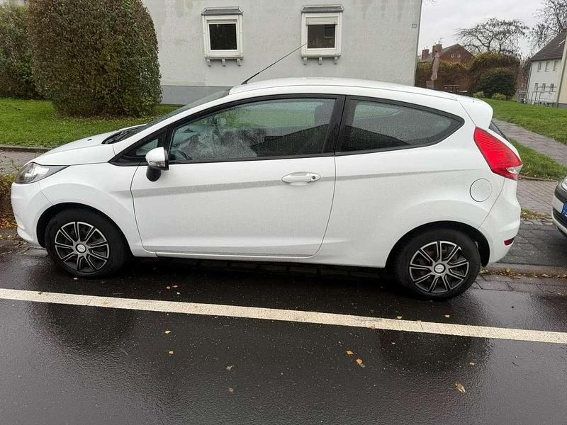 Gebraucht Ford Fiesta Ambiente 60 PS (44 kW) 2011 Weiß Limousine
