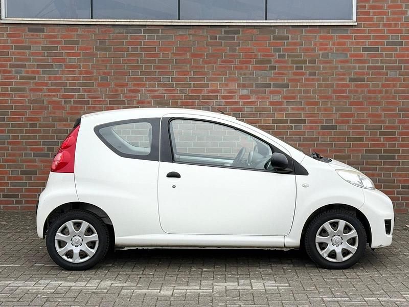 Gebraucht Peugeot 107 70 PS (51 kW) 2012 Weiß Kleinwagen