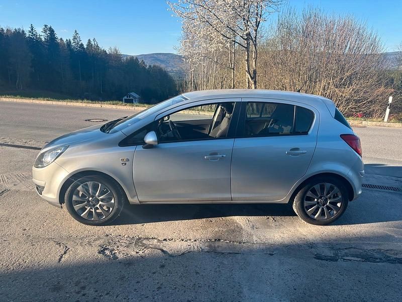 Używany Opel Corsa 80 KM (58 kW) 2010 Srebrny Hatchback