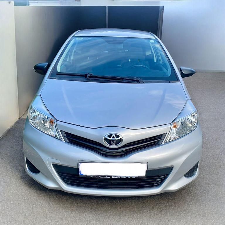 Silber Gebraucht 2012 Toyota Yaris Cool Kleinwagen | 6.300 € (Fairer Preis) - Bild 1/4