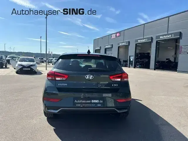 Neu Hyundai i30 140 PS (102 kW) 2025 Grün Limousine