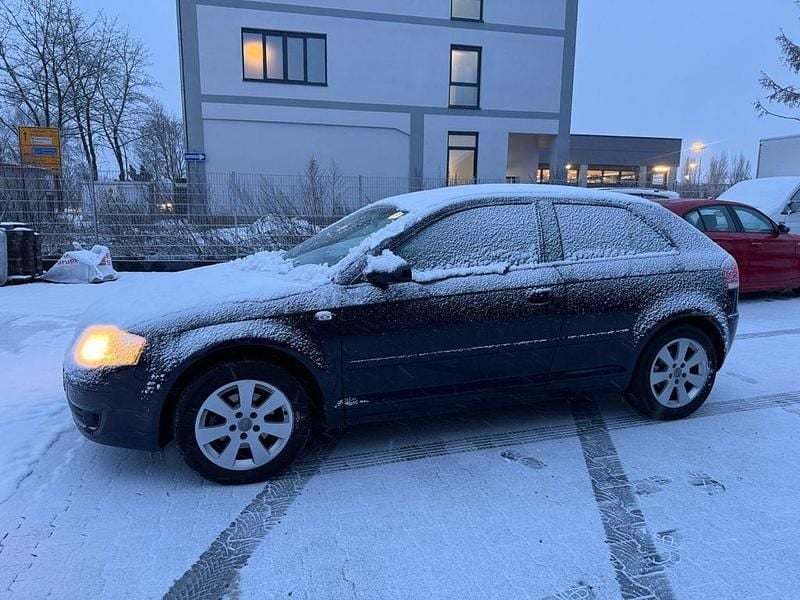 Blau Gebraucht 2004 Audi A3 Ambiente Limousine | 999 € (Superpreis) - Bild 1/4