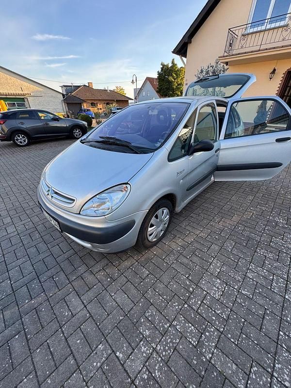 Silber Gebraucht 2002 Citroën Xsara Picasso Exclusive Van / Kleinbus | 899 € (Guter Preis) - Bild 1/4