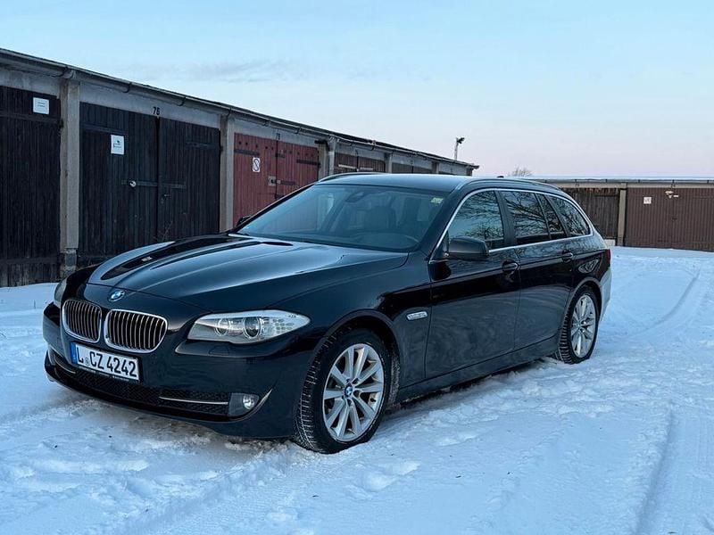 Schwarz Gebraucht 2012 BMW 525 Sport Line Kombi | 8.250 € (Guter Preis) - Bild 1/4