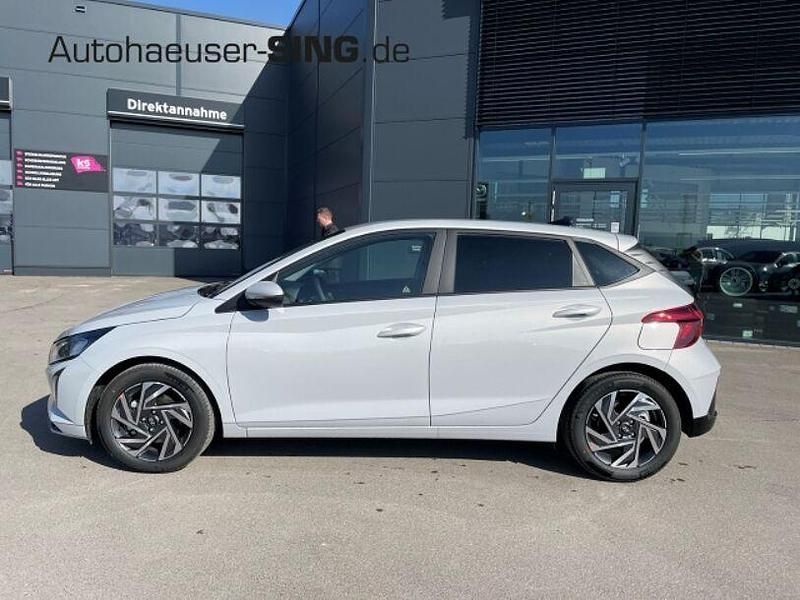 Neu Hyundai i20 90 PS (66 kW) 2025 Grau Kleinwagen