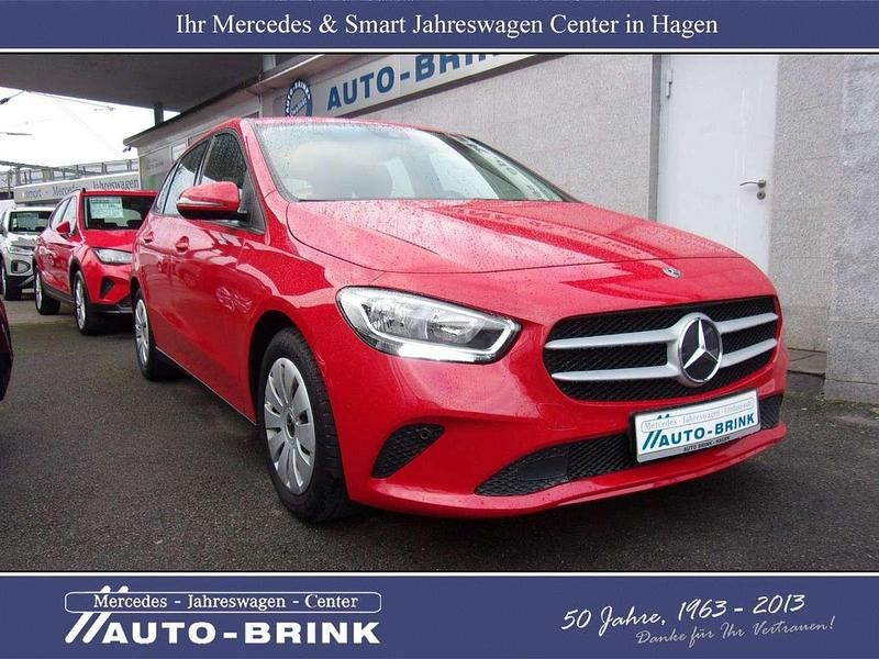 Jupiterrot Gebraucht 2019 Mercedes 180 Limousine | 19.975 € (Superpreis) - Bild 1/4