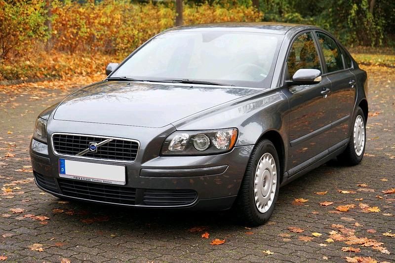 Grau Gebraucht 2005 Volvo S40 Limousine | 3.450 € (Fairer Preis) - Bild 1/4