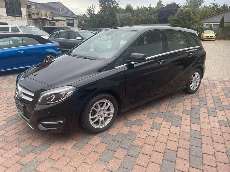 Schwarz Gebraucht 2015 Mercedes B180 Urban Van / Kleinbus | 15.280 € (Guter Preis) - Bild 1/4