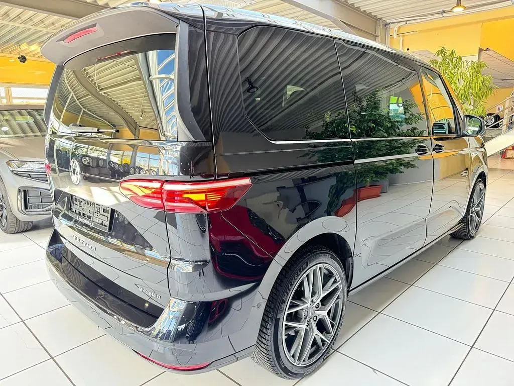 Second-hand VW Multivan Life 218 CP (160 kW) 2023 Negru Monovolum