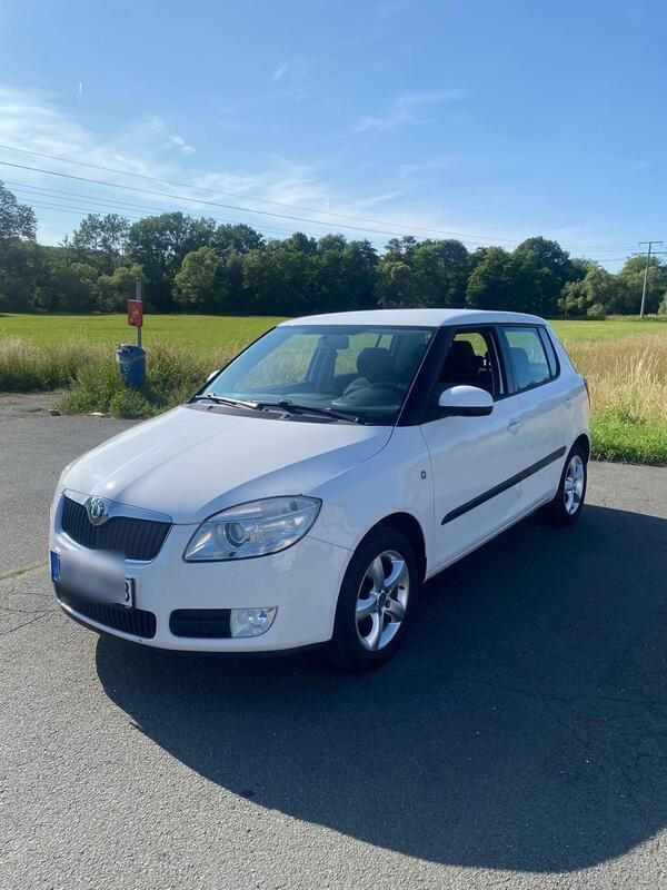 Weiß Gebraucht 2010 Skoda Fabia Kleinwagen | 3.500 € - Bild 1/4