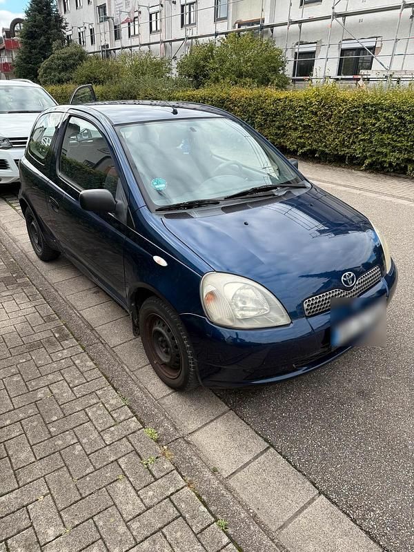 Blau Gebraucht 2002 Toyota Yaris Kleinwagen | 900 € (Superpreis) - Bild 1/4