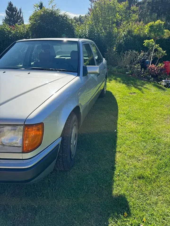 Gebraucht Mercedes E300 113 PS (83 kW) 1991 Grau Limousine