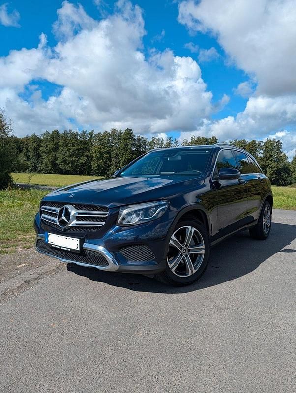 Blau Gebraucht 2018 Mercedes GLC350 AMG line SUV | 21.000 € (Guter Preis) - Bild 1/4