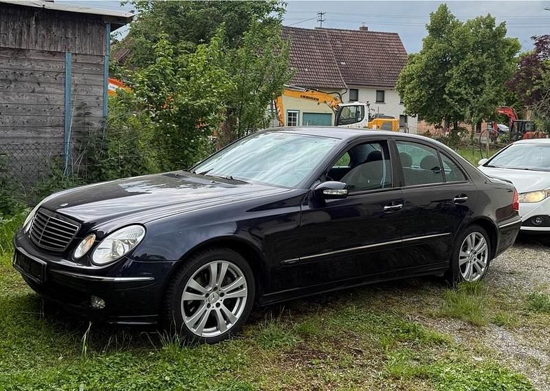 Blau Gebraucht 2004 Mercedes E200 Avantgarde Limousine | 2.200 € (Superpreis) - Bild 1/4