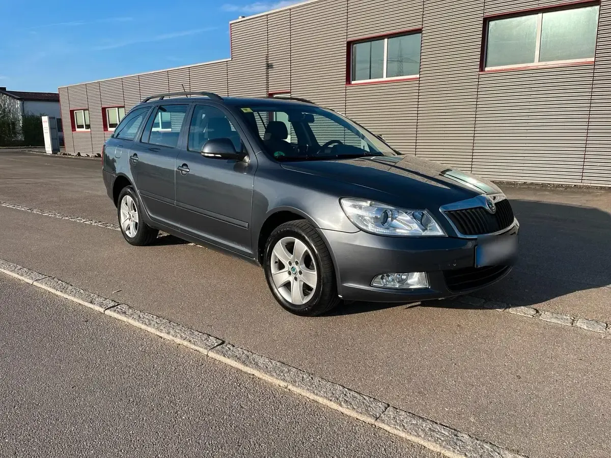 Gebraucht Skoda Octavia 105 PS (77 kW) 2012 Grau Kombi