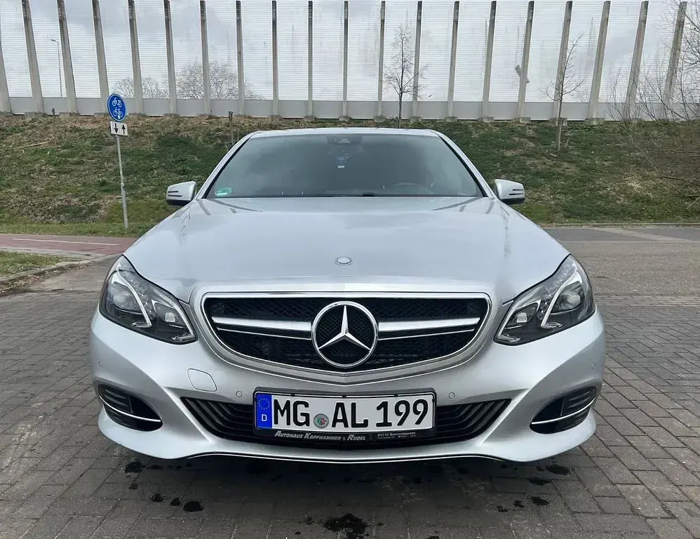 Gebraucht Mercedes E200 Elegance 136 PS (100 kW) 2015 Silber Limousine