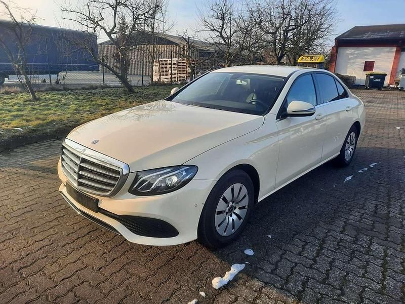 Hellelfenbein unilack Gebraucht 2020 Mercedes E220 Limousine | 15.800 € (Superpreis) - Bild 1/4
